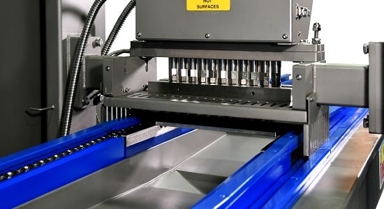 ServroForm Mini+ mould lift synchronises raising and lowering the moulds with the depositing cycle